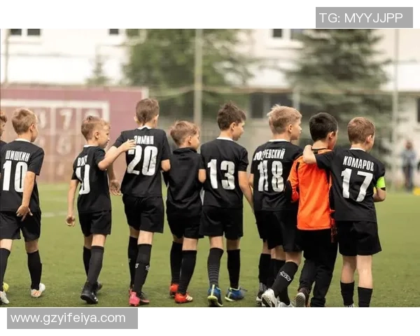 足球明星温馨瞬间与孩子亲密互动的感人照片合集