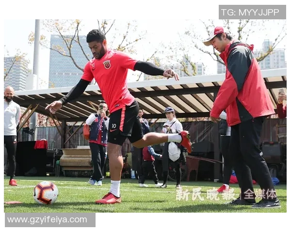 足球明星与球迷亲密合影kt板记录精彩瞬间的温馨时刻 足球明星与球迷亲密合影kt板记录精彩瞬间的温馨时刻